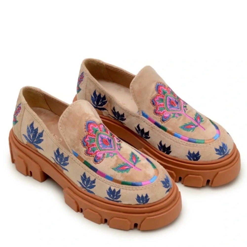 NEW WT - FARM Rio Beige Embroidered Floral Platform Loafers with Tan Soles